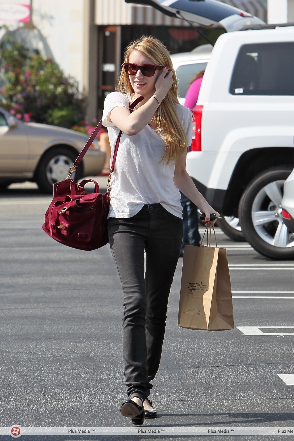 Emma Roberts shops at the Brentwood Country Mart | Picture 107296